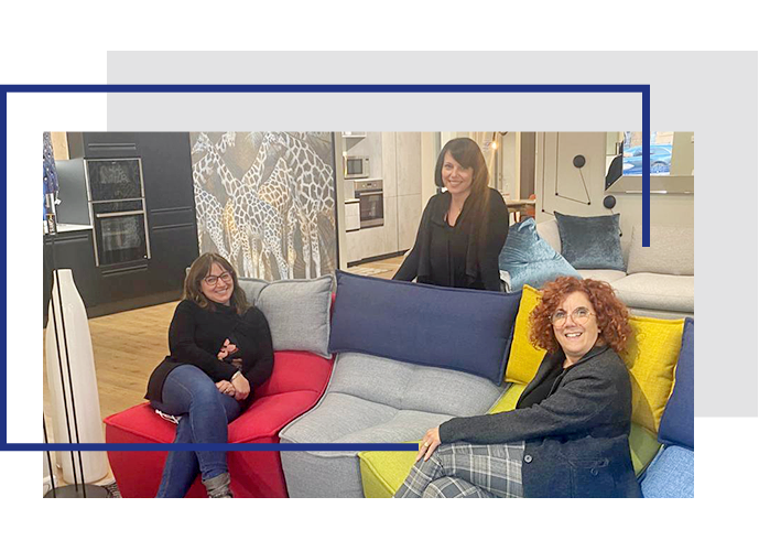 Tre professioniste interior designer in showroom Castiglione Olona